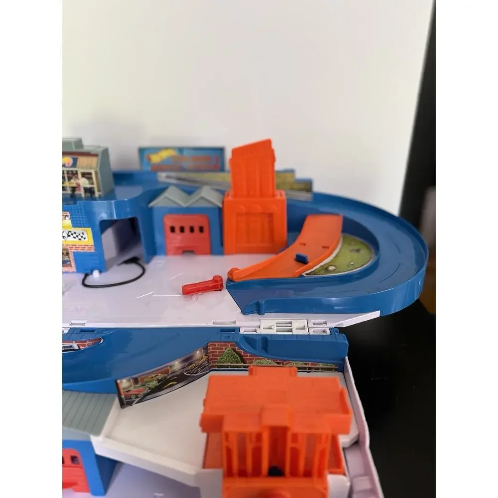 2015 Mattel Hot Wheels Stow and Go Folding Race Track Service Station DMW90